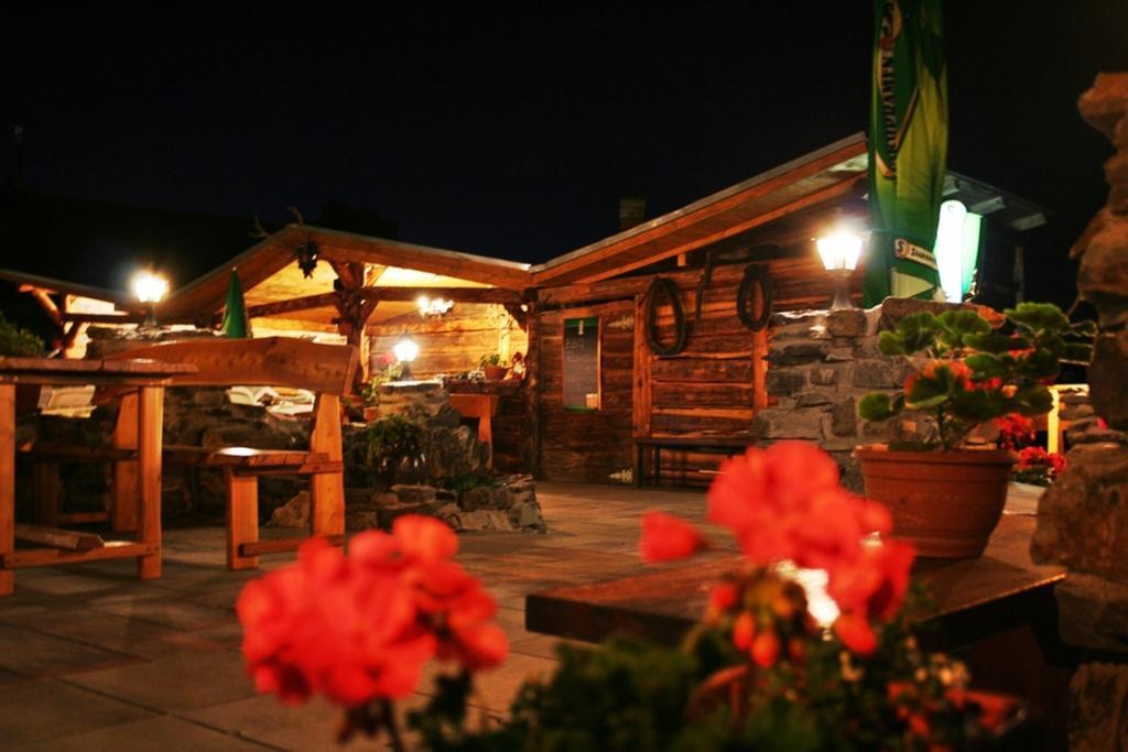 Pod Hradom Restaurant&Pension Topolcany Exterior foto